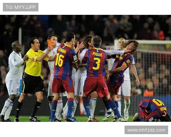 赫伊森因小腿伤缺席国家队训练皇马仍期待他能及时复出迎战国家德比